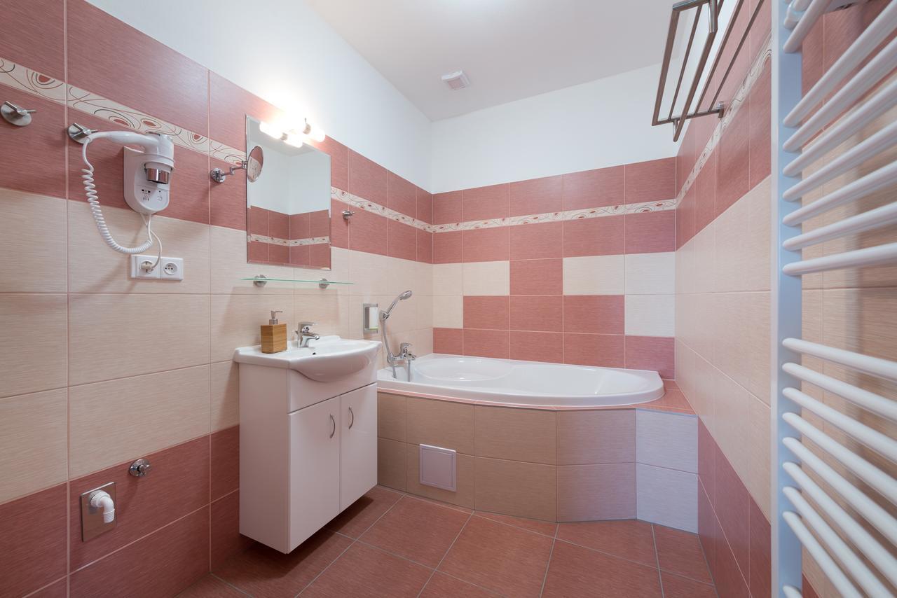 Deluxe Double Room Shower,640202016:JPEG